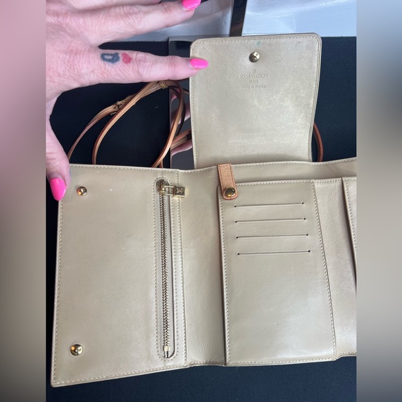 Authentic Louis Vuitton Vernis Crossbody Wallet - Picture 9 of 14